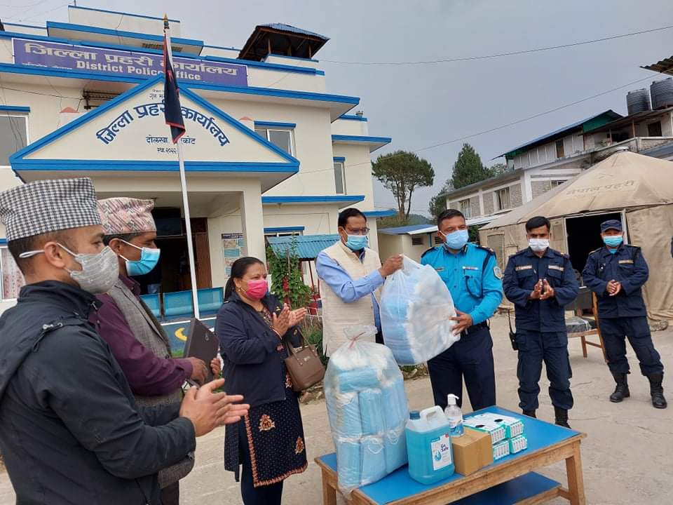जिल्ला सहकारी संघ दाेलखाद्वारा प्रहरी र पत्रकारलाई स्वास्थ सामग्री हस्तान्तरण