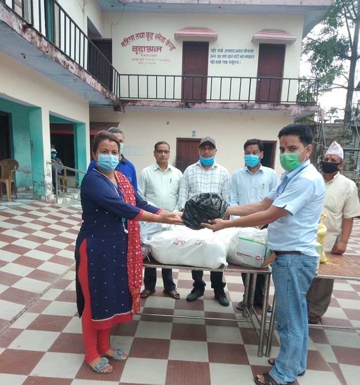 स्थापना दिवसका अवसरमा बृद्धबृद्धाहरूलाई खाद्यान्न सहयोग गर्दै कञ्चनपुरको मेगा साकोस 