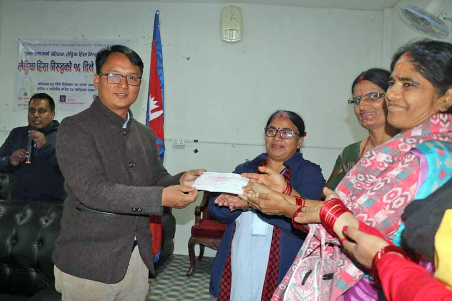 लैंगिक हिंसाविरुद्धको अभियान चलाउन दुई सहकारीलाई नगद सहयोग